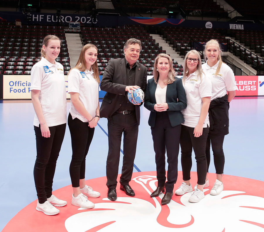 Kogler und Raab uns Spielerinnen bei Handball Bewerbung Frauen EM-2024
